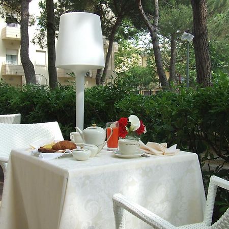 Hotel Morotti Misano Adriatico Esterno foto