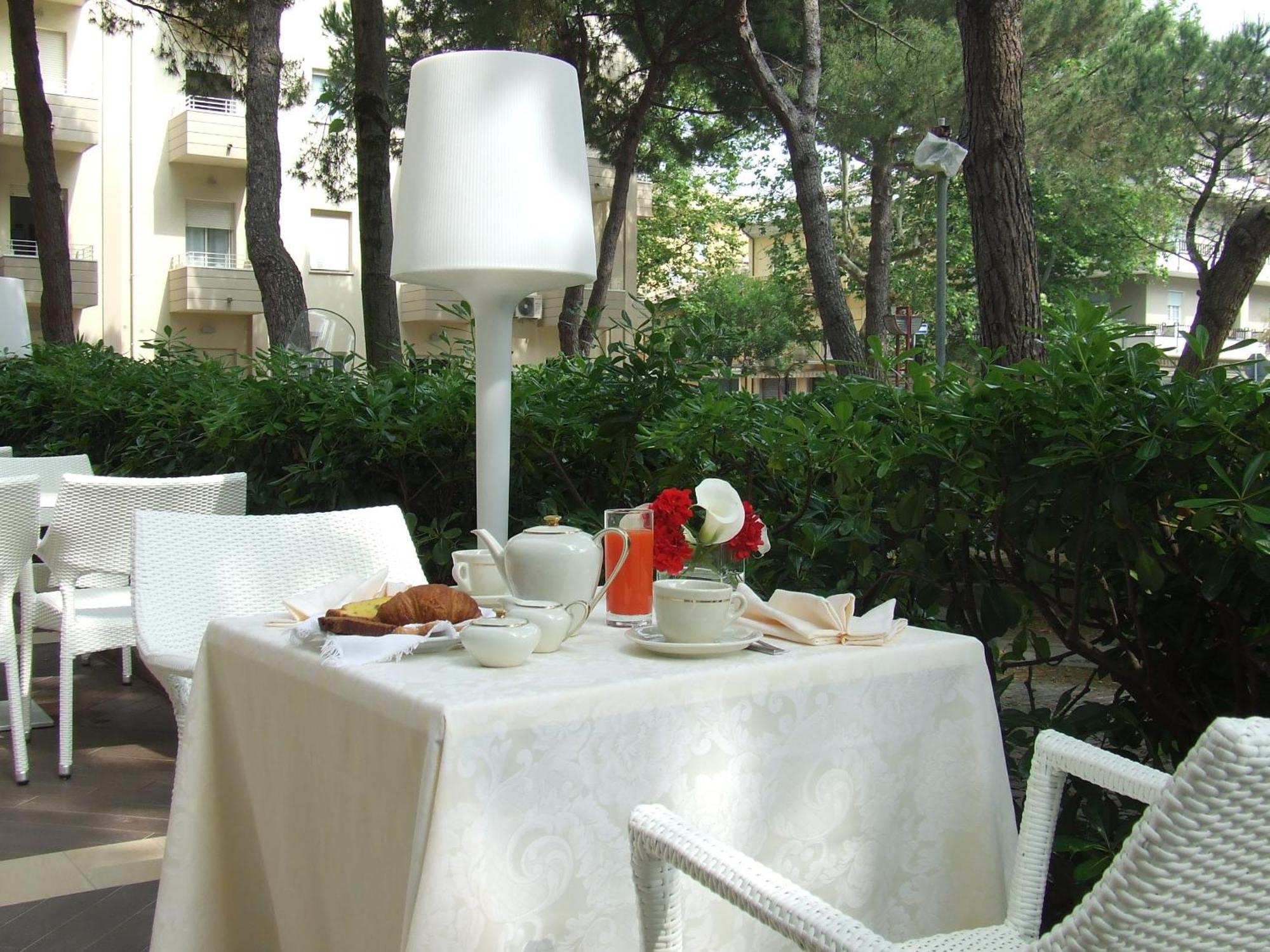 Hotel Morotti Misano Adriatico Esterno foto