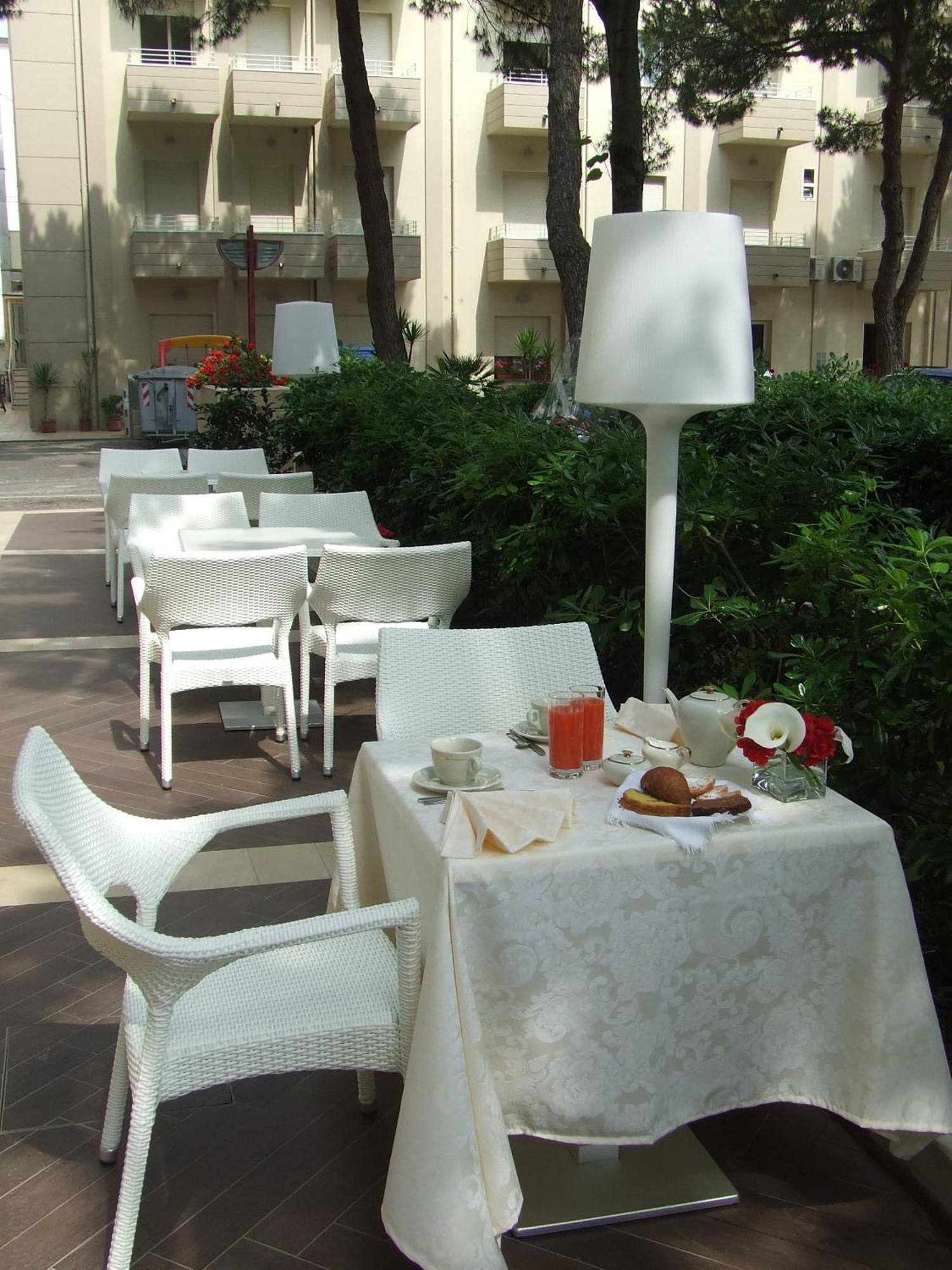 Hotel Morotti Misano Adriatico Esterno foto